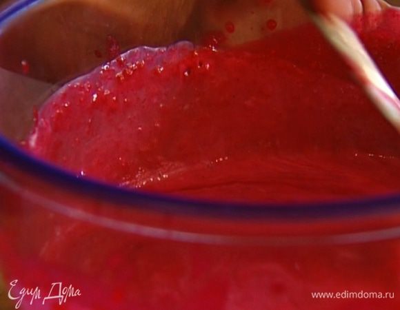 Размороженную малину перемешать с сахаром и взбить блендером (можно пропустить взбитую массу через сито, чтобы избавиться от косточек).