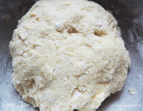 Добавляем муку и соду. Замешиваем мягкое, немного липкое тесто. Его следует поместить в холодильник минут на 20 -30.