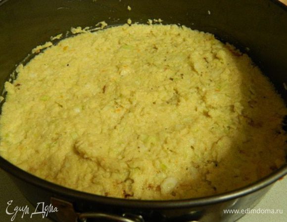 1-слой: Капусту  измельчить блендером, добавить яйца и муку, посолить, тщательно перемешать. Выложить на дно разъёмной формы 1/3 массы. Этой массы должно хватить на три раза.