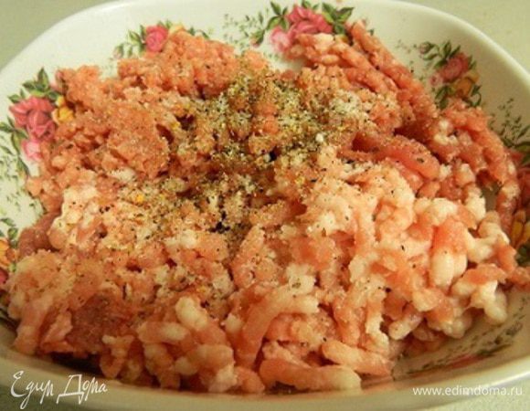 Приготовить мясной фарш, посолить, поперчить, приправить по вкусу.