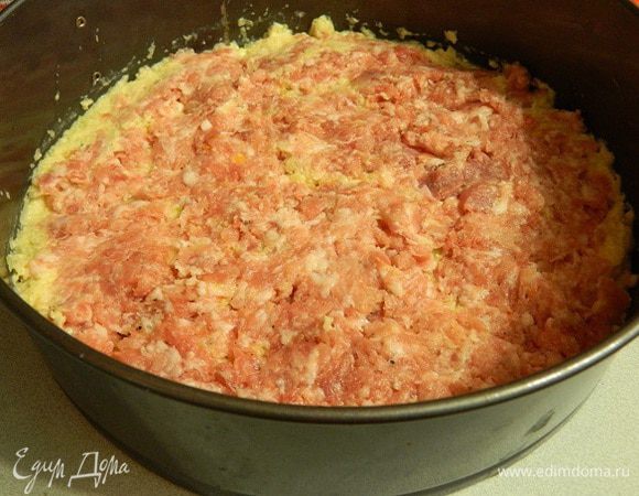 Выложить 1/2 фарша  в форму 2-ым слоем.