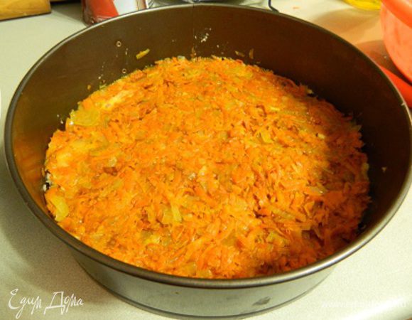 3-й слой: обжарить мелко нарезанный лук и морковь, натёртую на крупной тёрке, выложить 1/2 массы 3-им слоем.