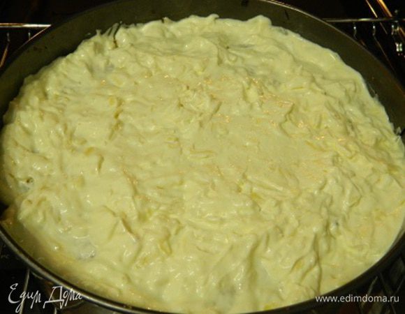Когда наш тортик подрумянится, смазать смесью из сметаны, майонеза, и крупно натёртого сыра, и оставить дальше запекаться ещё на 10 мин.
