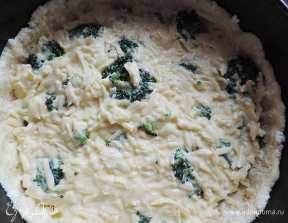 Затем - начинку. Выступающие края теста загибаем на начинку.