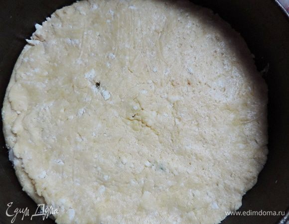 Оставшуюся часть теста распределяем по бумаге в круг, диаметром равный форме для выпечки. Переносим на пирог и аккуратно отделяем бумагу от теста.