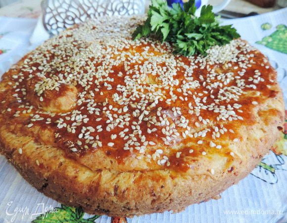 Выпекаем в разогретой до 180 градусов духовке 30-35 минут. Верх пирога должен зарумянится. Даем немного остыть в форме и вынимаем пирог.