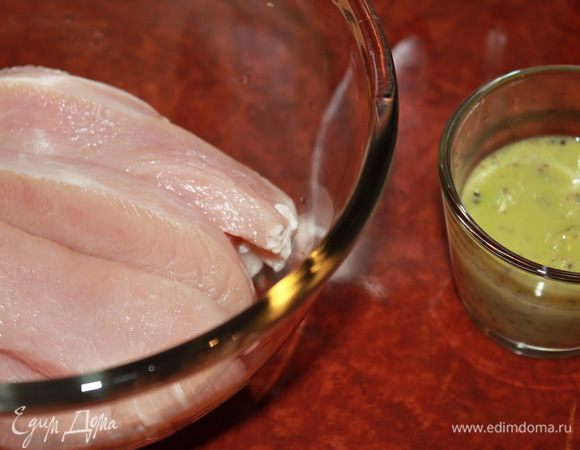 Индейку режем на полоски 2*1. Все ингредиенты для соуса смешиваем блендером. В маринаде оставляем индейку на 30 минут. Я чуть-чуть оставила соуса для блюда.