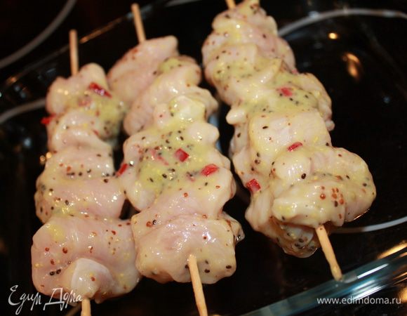 На них нанизываем индейку гармошкой. И ставим в форму, чтоб шашлык не касался дна, а то будут тушиться. Ставим в разогретую духовку на 180 градусов на 10 минут, спустя это время переворачиваем, запекаем ещё 10 минут, теперь смотрим по состоянию. Я перевернула их на первую сторону на 5 минут и ещё на 2-3 минутки включила гриль. Главное - не пересушить.