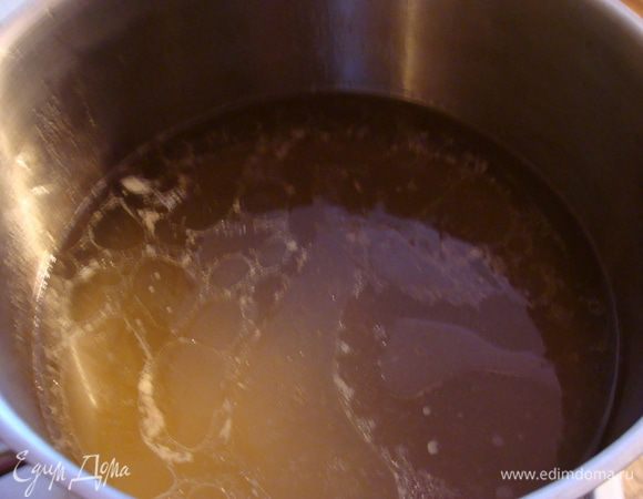 Бульон от грудинки процедить, если суп будет без картофеля или макарон, то в него сразу вылить лечо(соотношение лечо и бульона 1 к 1), закипятить и положить мясо, приправив все любимыми травками. У меня тимьян и немного красного острого перца.