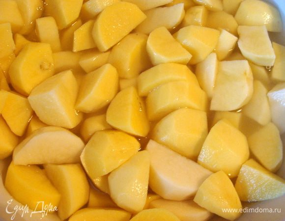 Если суп будет с картофелем, как в этом случае, то сначала его нужно проварить в бульоне почти до готовности, потом уже добавить лечо и в конце мясо.
 В этом случае количество бульона нужно увеличить.