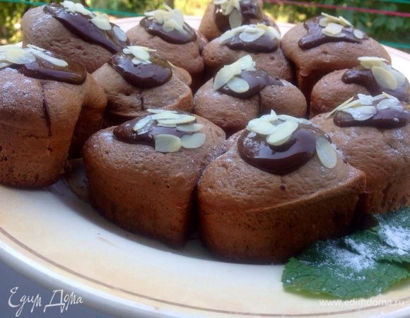 Выпекать 25-30 минут, зависит от духовки, остудить на решетке, чтобы дно маффинов было не влажным.