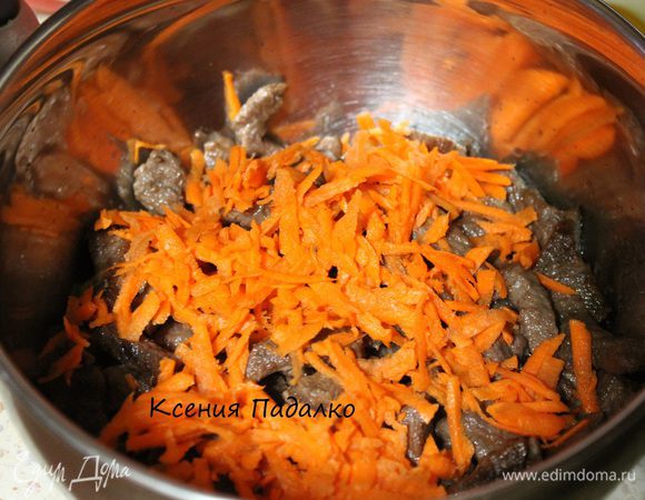 Сверху мяса натереть морковь на крупной терке. Добавить все специи.