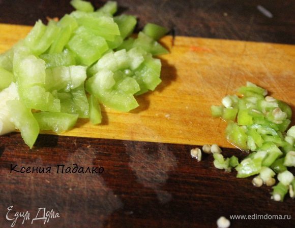 Затем добавляем мелко рубленные зубчик чеснока, перец болгарский и перец острый, зелень по вкусу. Выключаем огонь и даем постоять 10 минут.