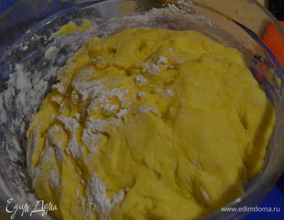 Муку постепенно смешиваю с полученной смесью. Замешиваю тесто. Тесто получилось красивого желтого цвета, потому что я использовала домашние яйца.