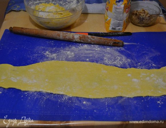 Беру одну часть и формирую колбаску. Раскатываю ее вдоль, как на фото.