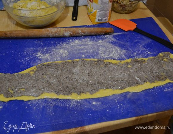 На раскатанное тесто наношу смесь с белками.