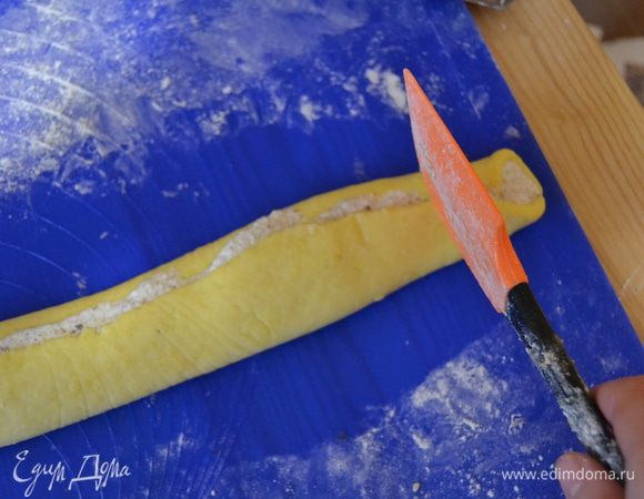 Начинаю нарезать рулетик порциями.