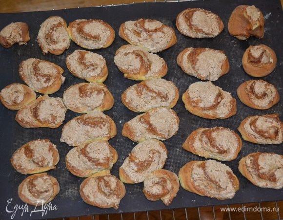 Выкладываю нарезанные порции на противень и ставлю выпекать на 20-30 минут, чтобы подрумянились.