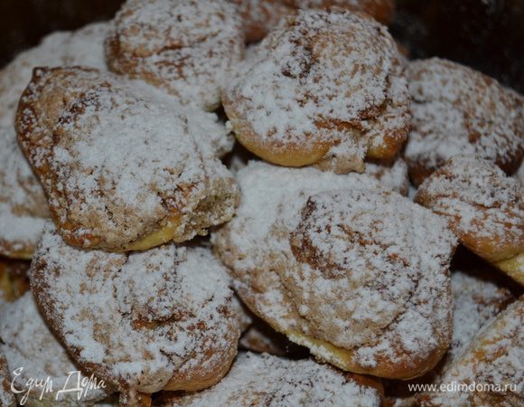 Когда печенье испеклось, присыпаю его сахарной пудрой.