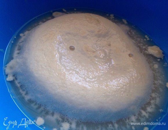 Вылить тёплую воду в миску. Добавить к ней сухие дрожжи и сахар,чуть сболтнуть.Отправить в теплое место на 15 минут (дать ожить дрожжам).