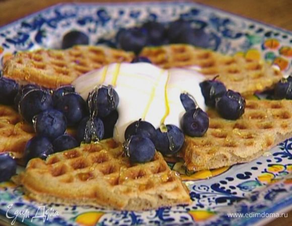 Подавать готовые вафли с ягодами, сливками и медом.