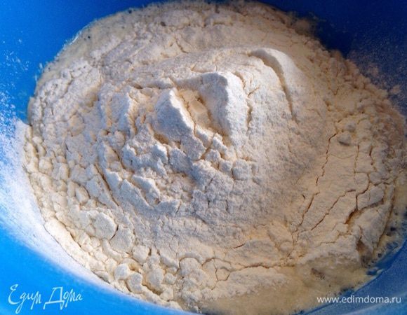 Всыпать просеянную муку (ее может уйти и больше,зависит от качества муки!) и соль.