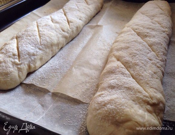 Затем присыпать багеты мукой,сделать косые надрезы и отправить в духовку на 15-20 минут при температуре 180 градусов.