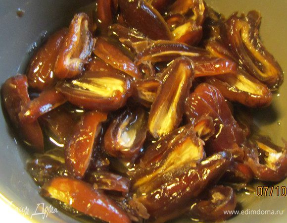 Все сухофрукты моем. Финики (если с косточкой, вынимаем ее) заливаем 1/2 стакана горячей воды и оставляем на 15 минут.