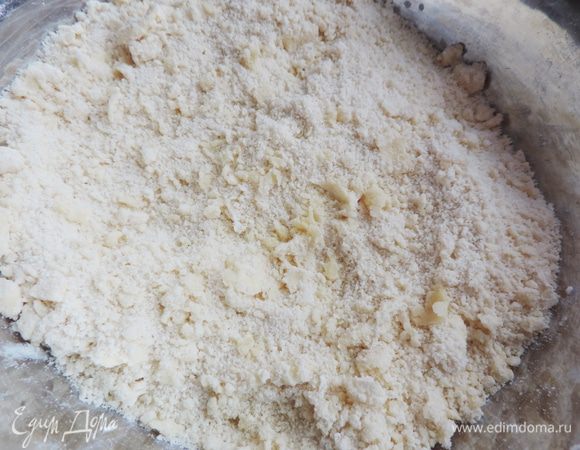 Холодное масло растираем руками с сахаром, ванилином солью, разрыхлителем и мукой до получения крошки.