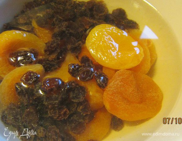 Изюм и курагу по отдельности заливаем горячей водой и оставляем на 10-15 минут (я их правда замачивала вместе, для экономии места, на результат это не повлияло).