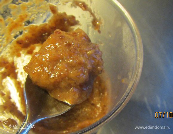 Финики вместе с жидкостью перекладываем в блендер и взбиваем в пюре.