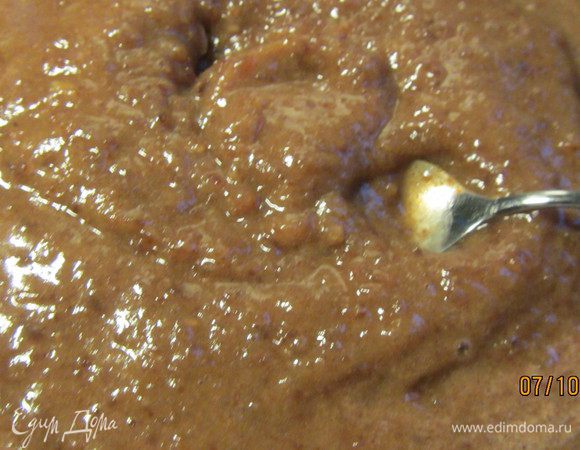 Перекладываем пюре в кастрюлю, добавляем яблочный сок и корицу, доводим до кипения и готовим, помешивая, на маленьком огне несколько минут. Даем массе немного остыть.