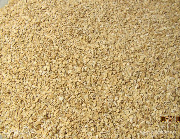 Разогреваем духовку до 170 гр. На противень, застеленный бумагой, выкладываем овсяные хлопья ровным слоем. Запекаем их минут 10-12.