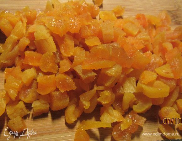 Сливаем воду с изюма и кураги, обсушиваем их бумажным полотенцем. Курагу мелко рубим.