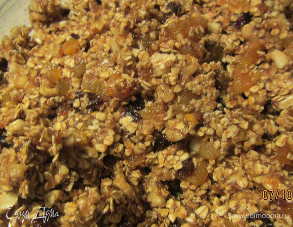 В подходящей форме соединяем все продукты: финиковую массу, сухофрукты, орехи, овсяные хлопья.