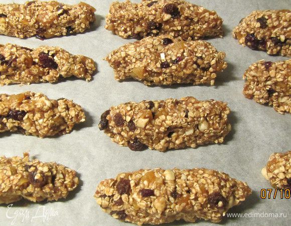 Из полученной массы влажными руками формируем батончики (хорошо прижимаем, чтобы масса держалась вместе). Выкладываем их на присыпанный мукой противень (я мукой не присыпала). Выпекаем их минут 10-12 в зависимости от размера.