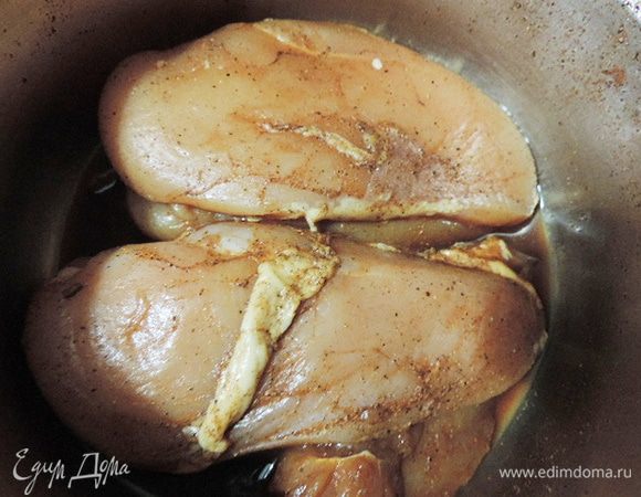 Первым делом нам надо замариновать куриную грудку. Для этого смешиваем все ингредиенты. Обмазываем грудки со всех сторон полученной смесью. Я дополнительно добавила к маринаду еще 1/3ч.л. соли. Вы смотрите по своему вкусу.
Емкость с куриными грудками затягиваем пищевой пленкой и отправляем в холодильник мариноваться минимум на 12 часов. Лучше оставить на сутки.