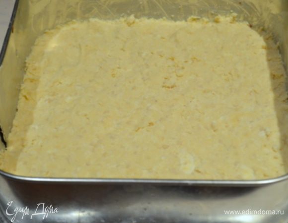 Дно квадратной формы или противня смазать сливочным маслом, выложить в  нее 3/4 теста, утрамбовать руками.