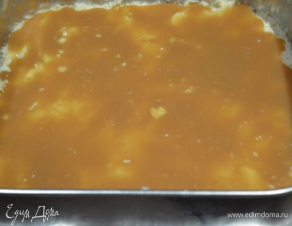 Распределить по тесту карамель ровным слоем, напоминаю, что не вся карамель идет в пирог, примерно третья часть.