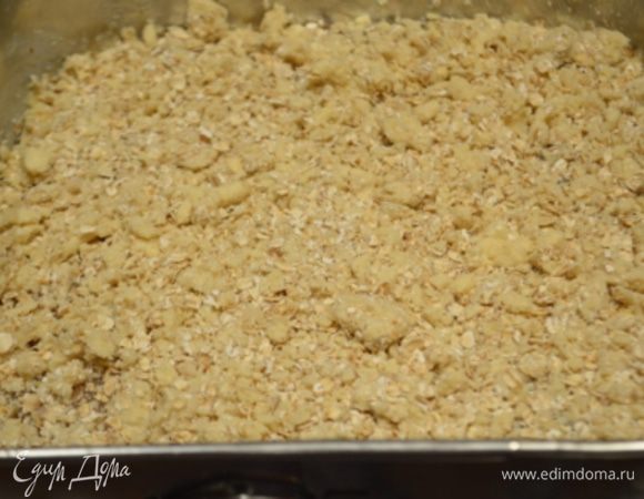 Посыпать пирог крошкой.