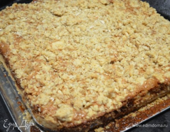 Выпекать примерно 30 минут при 190 гр, горячим сразу нарезать на квадраты.