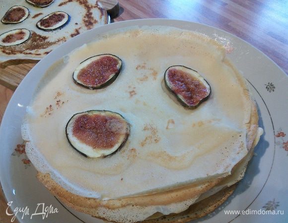 На разогретую сковородку нанесите кисточкой слой масла для жарки, я жарю на том же подсолечном. Вылейте минимальное количество теста (это приблизительно 1/2 супового половника) и дайте тесту распределиться по диаметру сковороды, поворачивая ее в разные стороны. Каждый раз, наполняя половник очередной порцией теста, размешивайте его в миске, густая часть теста имеет особенность осаждаться на дно. Блины выпекаются с двух сторон очень быстро и складываются в стопочку. 