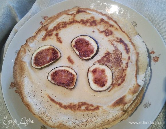 Подавайте с пылу с жару с любимыми наполнителями: со сметаной, сливками, шоколадной пастой, вареньем, медом и даже с икрой! Я запекла в блине порезанный пластинками инжир, приятного аппетита! 