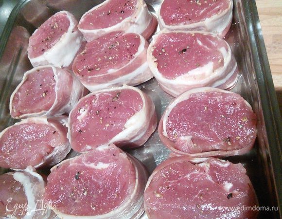 Филе порезать на медальоны, поперчить, посолить, завернуть каждый в полоску бекона. Отставить пока в сторону. 