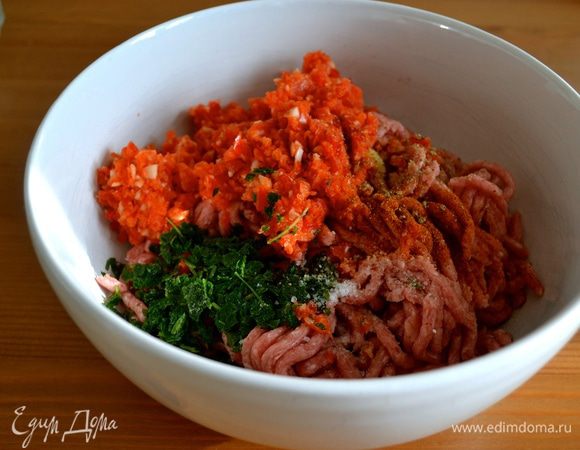 В говяжий фарш (можно взять смешанный...) положить измельченный перец, мелко рубленую петрушку и чеснок (я измельчаю также в миксере, следом за перцем!). Посолить и поперчить, добавить паприку.