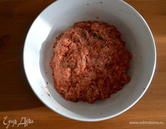 В конце добавить 2 яичных белка и как следует смешать полученный фарш до однородного состояния.