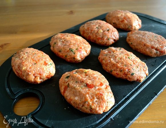 Сформировать котлеты. У меня из указанного количества ингредиентов получается 8-9 котлет, но это дело вкуса, конечно! Просто мне нравится делать котлеты достаточно большими, чтобы после обжаривания они сохраняли более-менее свой размер! ;))