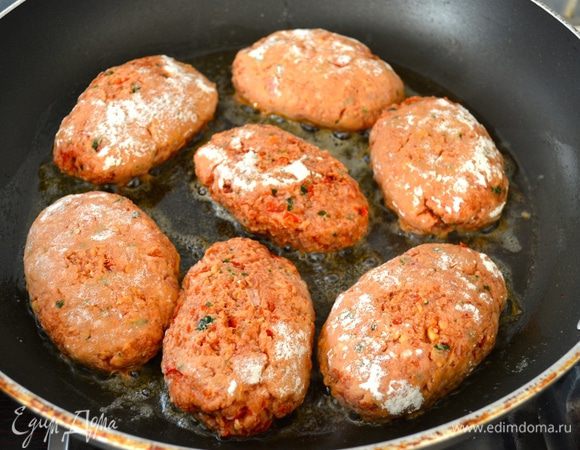 Котлетки слегка обвалять в муке и обжарить на смеси растительного и сливочного масла до готовности.