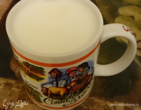 Молоко наливаем в кружку/стакан.