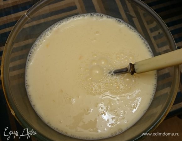 Смешиваем яйца с молоком, солим, перчим.